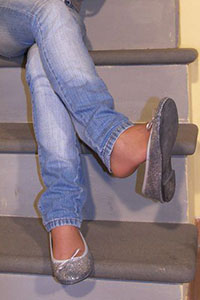 Free picture of a girl wearing ballet flats from BalletFlatsFetish.com - immagine04