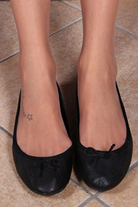 Free picture of a girl wearing ballet flats from BalletFlatsFetish.com - danieladivano04