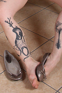 Free picture of a girl wearing ballet flats from BalletFlatsFetish.com - passione-piedi-lilith-divanetto02-04