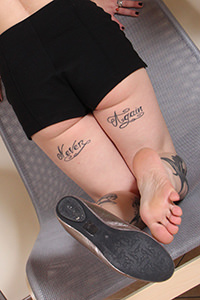 Free picture of a girl wearing ballet flats from BalletFlatsFetish.com - passione-piedi-lilith-divanetto02-05