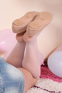 Free picture of a girl wearing ballet flats from BalletFlatsFetish.com - piedi-velati-petra-palloncini01-09