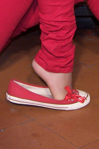 Free picture of a girl wearing ballet flats from BalletFlatsFetish.com - passione-piedi-valentina-credenza01-06